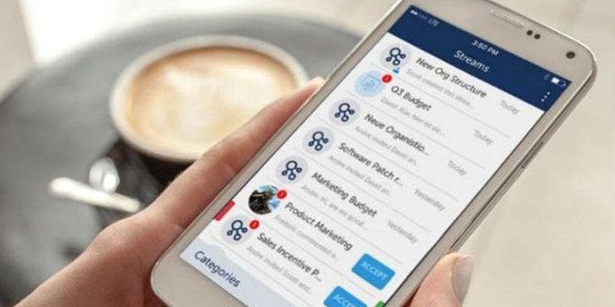 mitel miteam smartphone user